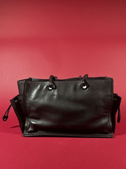 LOEWE 
Sac en cuir noir surpiqué du nom et...