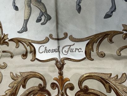 HERMÈS Paris 
Carré en twill de soie imprimé...