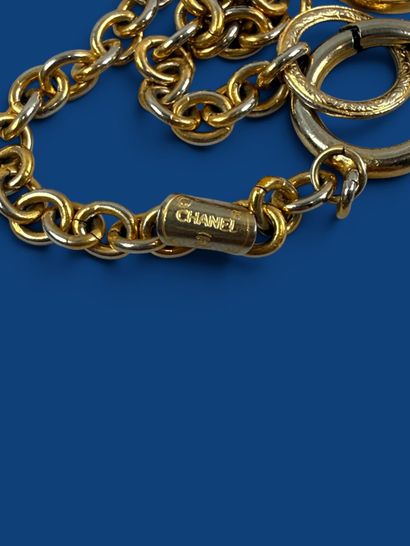 CHANEL 
Sautoir chaîne dorée entrecoupée...
