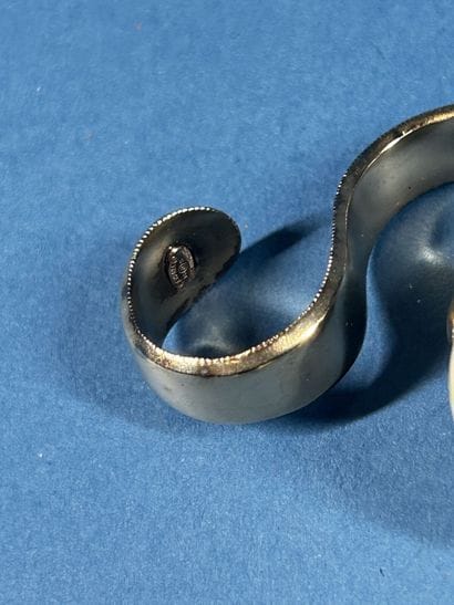 CHANEL 
Parure composée d'un bracelet jonc,...