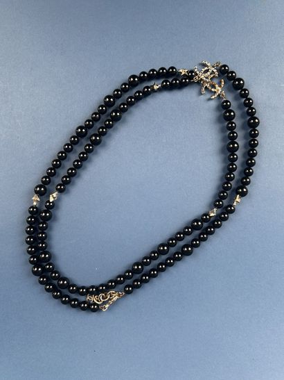 CHANEL 
Sautoir en perles noires entrecoupées...