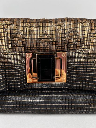 LOUIS VUITTON 
Pochette Altair en toile satinée...