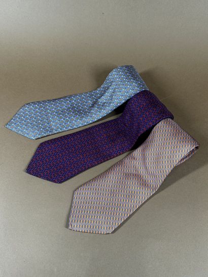 HERMÈS Paris
Réunion de trois cravates en...