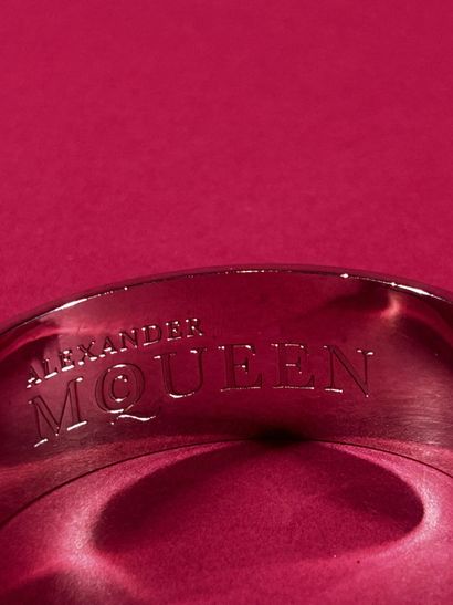 ALEXANDER McQUEEN 
Bracelet manchette s'ouvrant...
