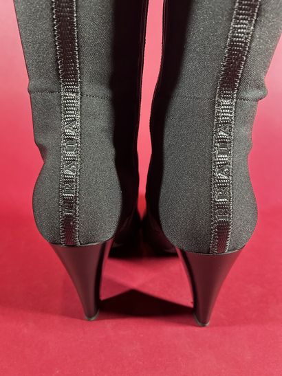 PRADA
Paire de bottes en cuir noir et renylon...