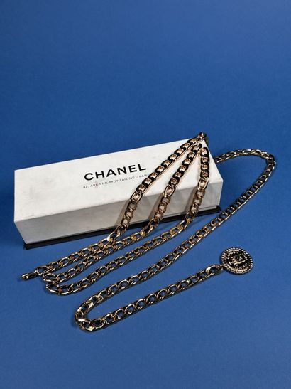 CHANEL
Ceinture chaîne en métal doré à trois...