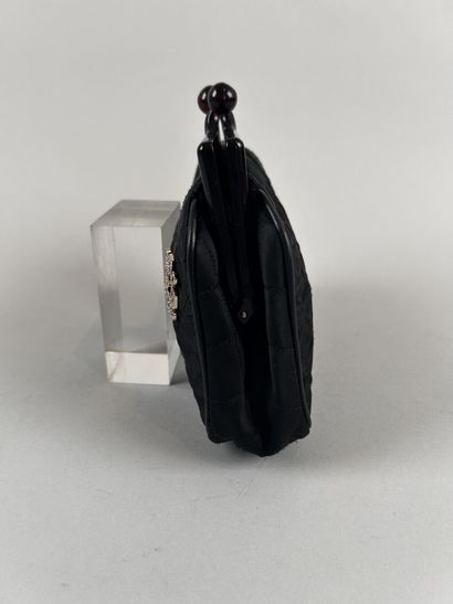 CHANEL 
Petit sac du soir bourse en satin...