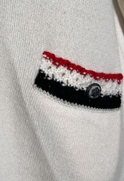 CHANEL 
Pull en cachemire écru à double col...