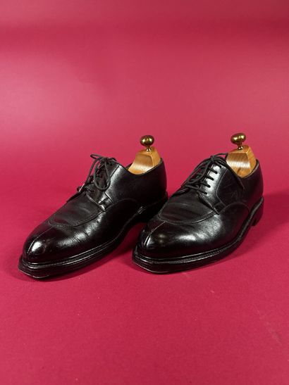 J. M. WESTON 
Deux paires de derby en cuir...