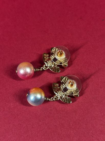 CHANEL 
Paire de puces d'oreilles sigle en...