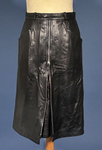 HERMÈS Paris
Jupe au genou en cuir noir,...