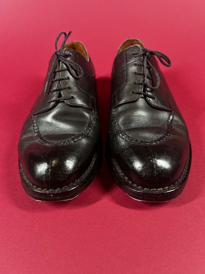 J. M. WESTON 
Deux paires de derby en cuir...