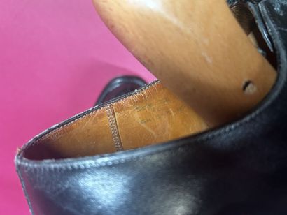 J. M. WESTON 
Deux paires de derby en cuir...