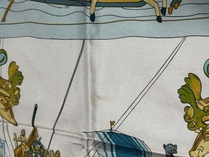 HERMÈS Paris 
Carré en twill de soie imprimée...