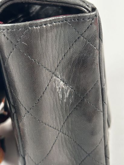 CHANEL 
Sac classique en cuir matelassé noir,...