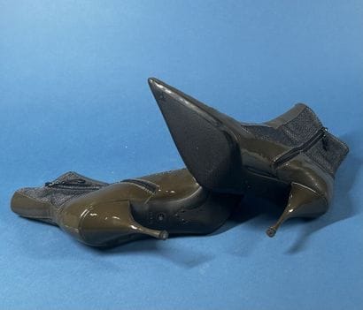 PRADA 
Paire de bottines en cuir verni kaki...