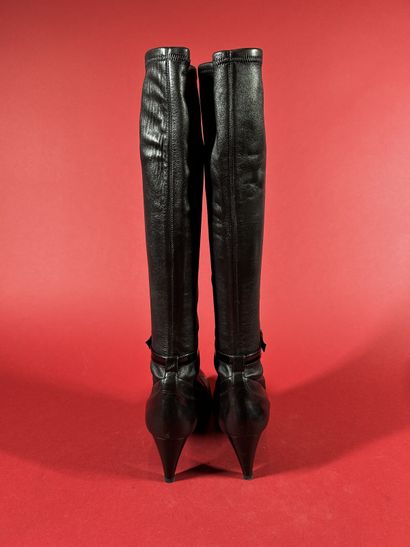 CHANEL 
Paire de bottes en cuir noir, bout...