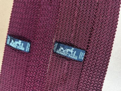 HERMÈS Paris
Réunion de deux cravates en...