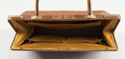 HERMÈS Paris
Sac en cuir beige, fermoir poussoir...