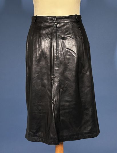 HERMÈS Paris
Jupe au genou en cuir noir,...