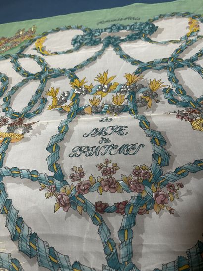 HERMÈS Paris 
Carré en mousseline de soie...