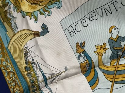 HERMÈS Paris 
Carré en twill de soie imprimée...