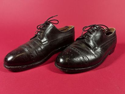 J. M. WESTON 
Deux paires de derby homme...