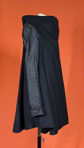GARETH PUGH 
Manteau en angora et laine noire,...