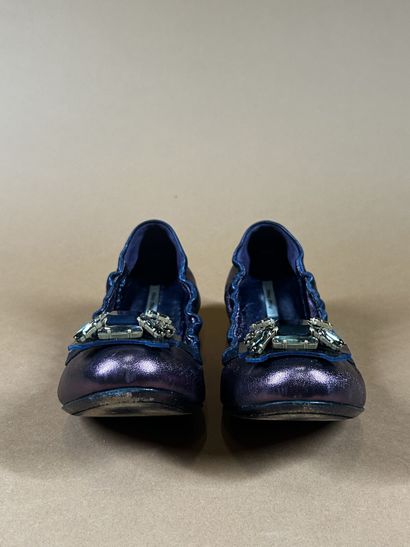 MIU MIU 
Paire de ballerines en cuir irisé...