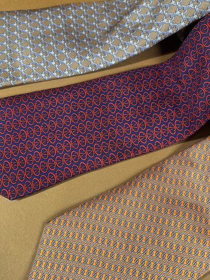HERMÈS Paris
Réunion de trois cravates en...
