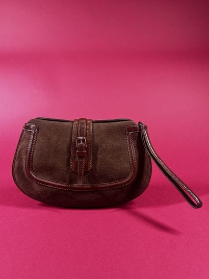 TOD'S 
Pochette en daim et cuir marron, fermoir...