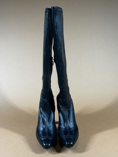 CÉLINE 
Paire de bottes en cuir noir à bouts...