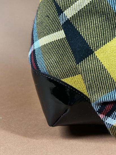 VIVIENNE WESTWOOD 
Sac en drap tartan ciel/jaune/rouge/noir...