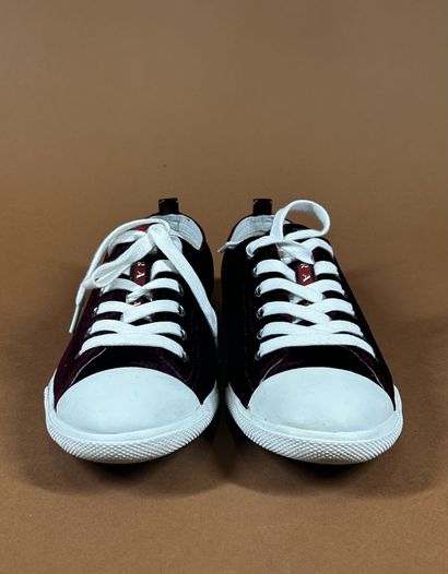 PRADA 
Paire de sneakers basse à lacet en...