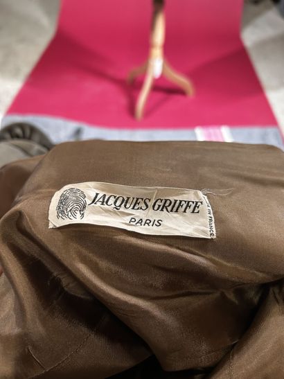 JACQUES GRIFFE 
Ensemble en soie taupe composé...
