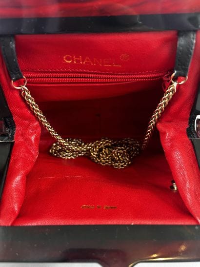 CHANEL 
Petit sac du soir bourse en satin...