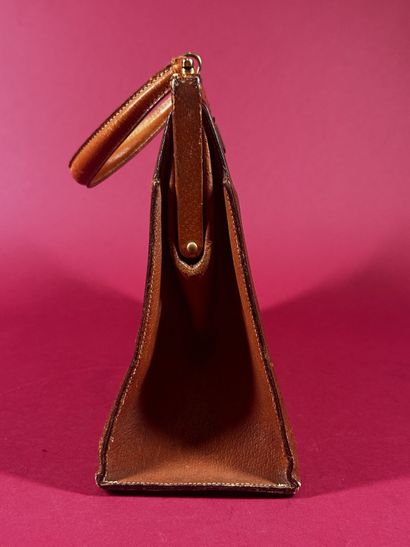 HERMÈS Paris
Sac en cuir beige, fermoir poussoir...