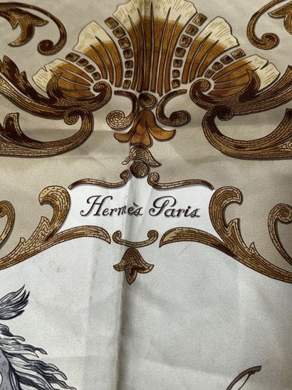 HERMÈS Paris 
Carré en twill de soie imprimé...