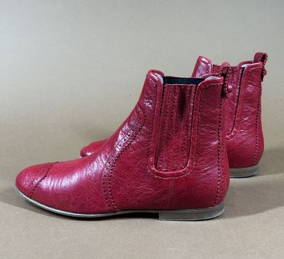 BALENCIAGA 
Paire de bottines en cuir rouge...