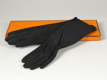 HERMÈS Paris. 
Paire de gants mi-longs en...