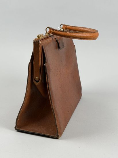 HERMÈS Paris
Sac en cuir beige, fermoir poussoir...