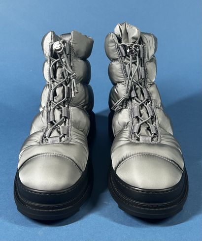 CHANEL
Paire de boots doudoune matelassée...