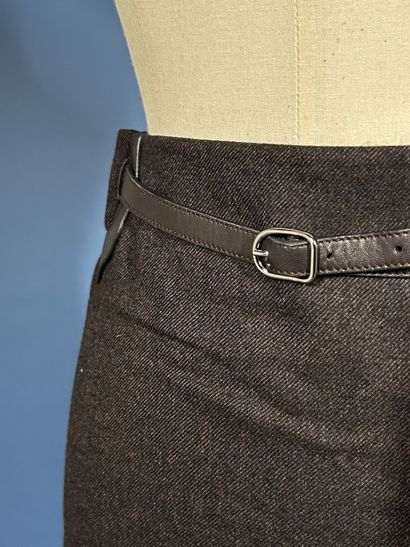 HERMÈS Paris
Jupe droite au genoux en gabardine...