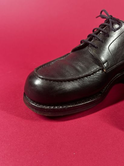 J. M. WESTON 
Paire de derby golf en cuir...