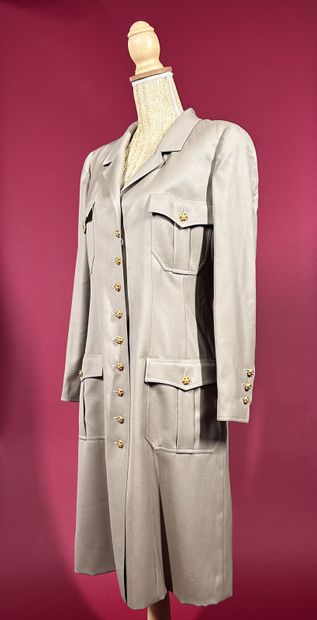 CHANEL BOUTIQUE, automne 1996
Robe manteau...