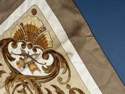 HERMÈS Paris 
Carré en twill de soie imprimé...