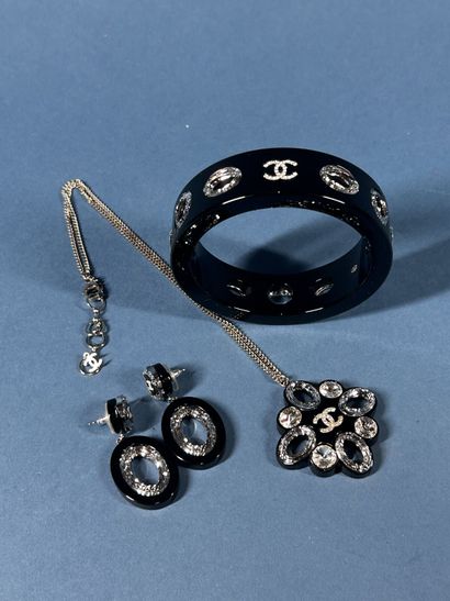 CHANEL 
Parure en résine noire découpée de...