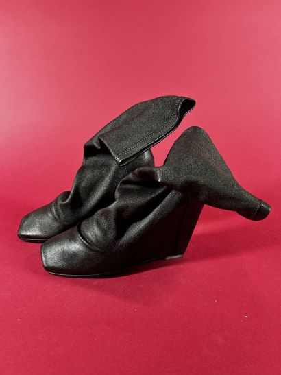 RICK OWENS 
Paire de bottines en cuir noir...