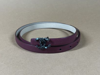 CHANEL
Fine ceinture en cuir rouge cerise...