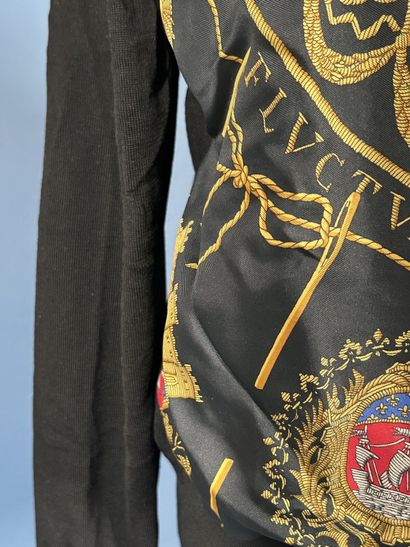 HERMÈS Paris 
Pull en lainage noir et twill...